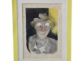 tableau représentant un homme portant un chapeau et des lunettes, dans un cadre jaune