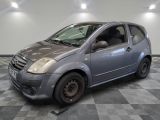 la photo d'une petite voiture garée dans un garage