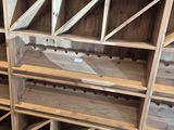un casier à vin en bois dans un coin de la pièce