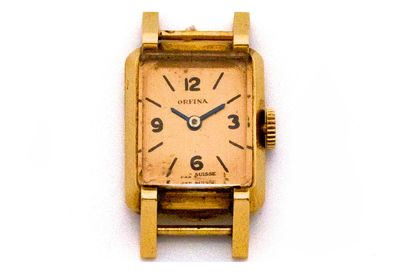 une image d'un gros plan d'une montre-bracelet sur une surface blanche