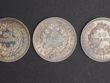 trois types différents de pièces d'argent sur un fond noir