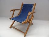 une chaise bleue posée sur un sol blanc