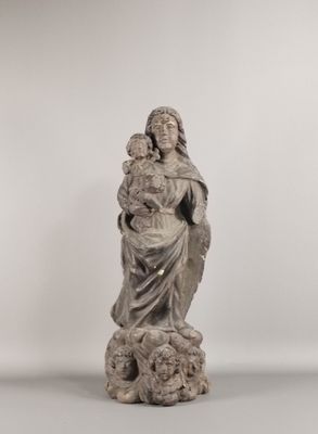 l'image d'une statue représentant une femme tenant un enfant dans ses bras