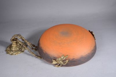 un bol orange et noir entouré d'une corde