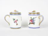 paire de tasses à café en porcelaine ornées de fleurs et d'un bord doré