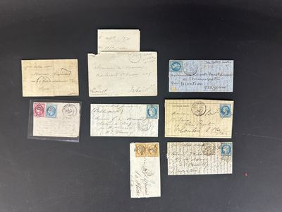 une table noire sur laquelle sont disposés de nombreux timbres de toutes sortes