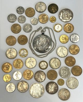 une photo montrant de nombreuses pièces de monnaie posées sur une table