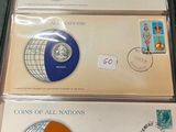 trois enveloppes affranchies sont exposées dans une vitrine