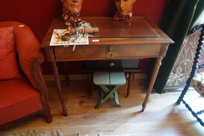 un bureau avec une chaise et une table sur laquelle se trouve un livre