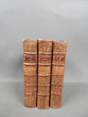 un ensemble de quatre vieux livres superposés