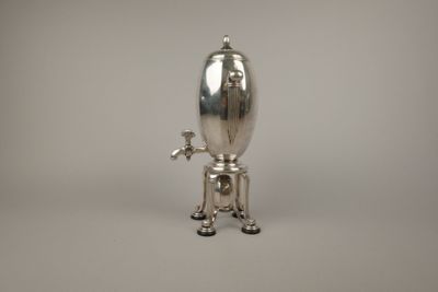 une cafetière ancienne en métal argenté, munie d'une anse et de pieds