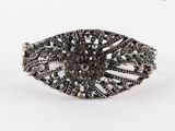 un gros plan sur une bague sertie d'un diamant noir et blanc