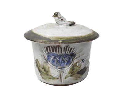 un pot blanc et bleu orné d'une grenouille