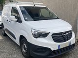 la camionnette blanche est garée devant un bâtiment