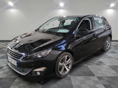 la voiture noire est garée dans le garage sur un sol en damier