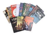 un grand nombre de livres posés sur une table