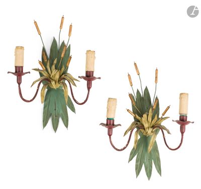 une paire d'appliques murales ornées de feuilles et de bougies