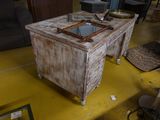 une table sur laquelle est posé un miroir, au milieu d'une pièce