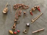 gros plan d'un bouquet de bijoux sur une table
