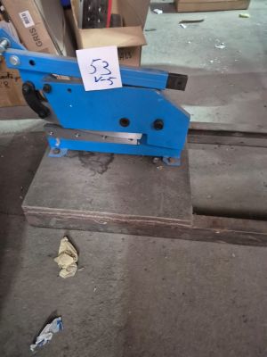 une machine bleue posée sur le sol