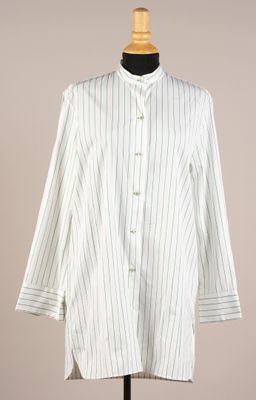 une chemise rayée posée sur un mannequin, devant un fond gris