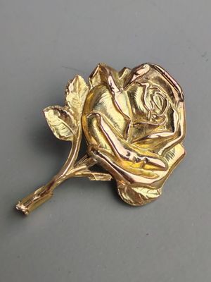 BROCHE en or jaune et rose (750/°°°) en forme de rose .