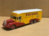 un camion jouet posé sur une table