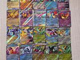 une pile de cartes pokemon posée sur une table