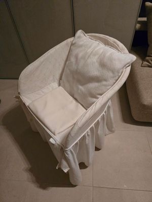 un lit de bébé recouvert d'une couverture, dans une chambre
