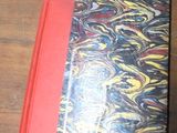 un livre posé sur une table à côté d'une paire de ciseaux