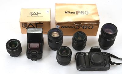 de nombreux appareils photo et objectifs posés sur une table