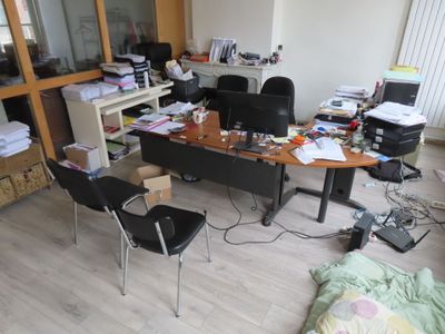 un bureau avec une chaise et un ordinateur dans une pièce