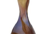 un vase sur lequel figure l'image d'un oiseau