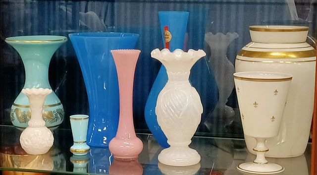 Lot de 9 vases en opaline