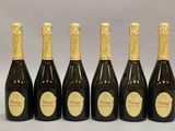 six bouteilles de champagne sont alignées