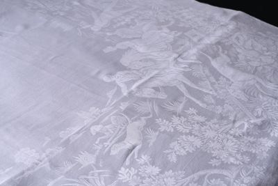 un gros plan d'un lit recouvert d'une couette blanche