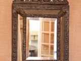 un miroir accroché au mur au-dessus d'un lavabo