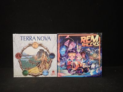 deux livres posés l'un à côté de l'autre sur une table