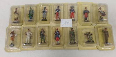 de nombreuses figurines dans des boîtes en plastique posées sur une table
