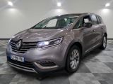 la voiture grise est garée sur un sol en damier dans le garage