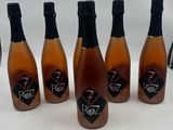 six bouteilles de vin sont alignées sur une table