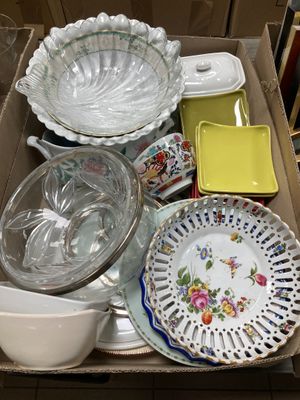 une boîte remplie d'assiettes et de bols de toutes sortes