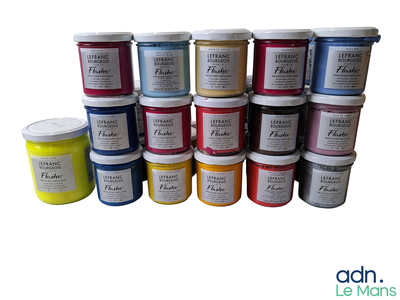 de nombreuses couleurs de peinture différentes sur un fond blanc