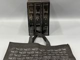 Deux livres sont posés sur une table à côté d'un sac à dos.