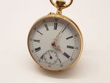 une image d'une montre de poche en or avec des chiffres romains sur le cadran