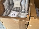 une boîte en carton contenant de nombreux objets