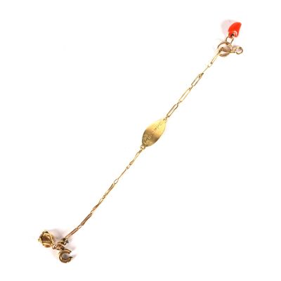 bracelet plaqué or avec des perles rouges et blanches sur fond blanc