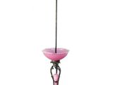 une photo d'un lampadaire muni d'un abat-jour rose