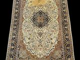 un tapis oriental orné d'un motif en médaillon sur fond noir