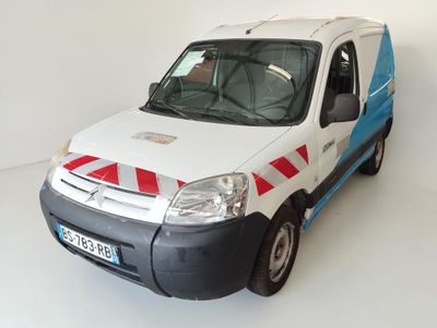 une camionnette blanche à rayures rouges et bleues garée dans une pièce blanche